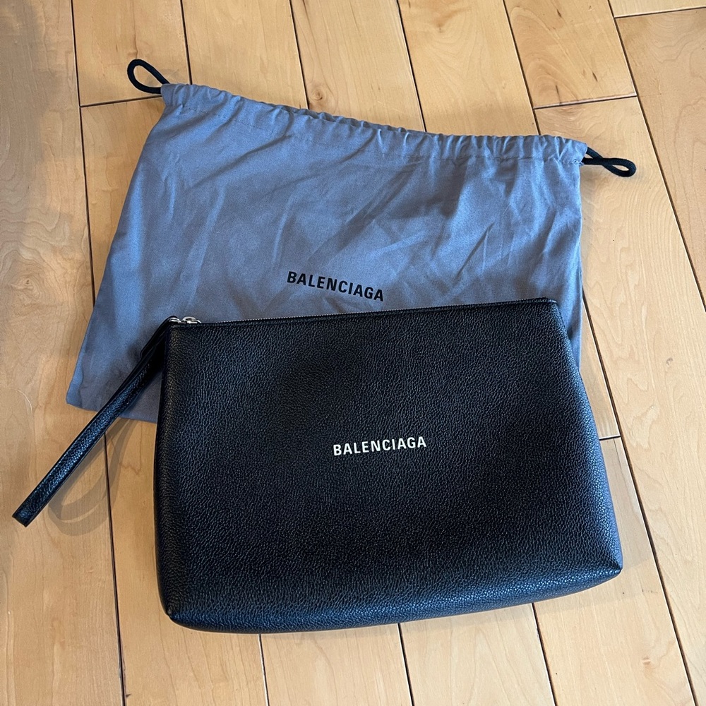Balenciaga
Balenciaga Cash Zipped Clutch Bag
